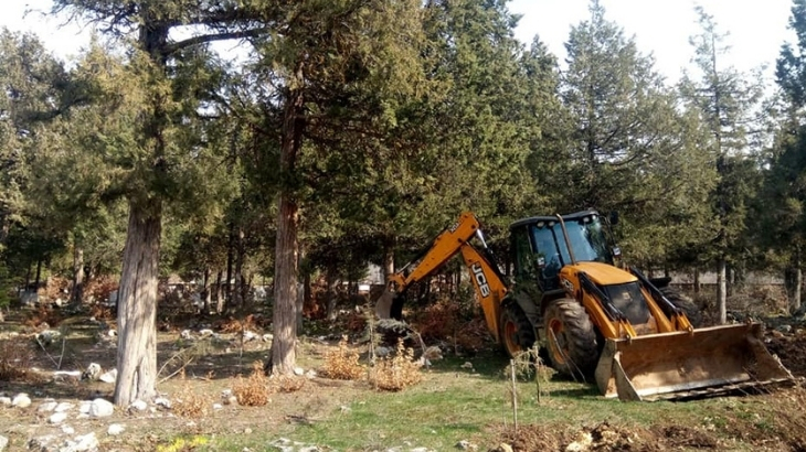Mezarlık Alanlarına Özenli Bakım